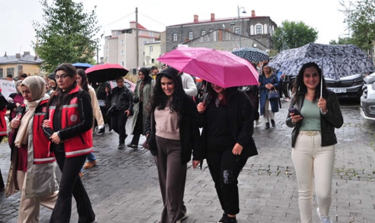 Kars’ta Yağmur Altında Sağlıklı Yaşam Yürüyüşü