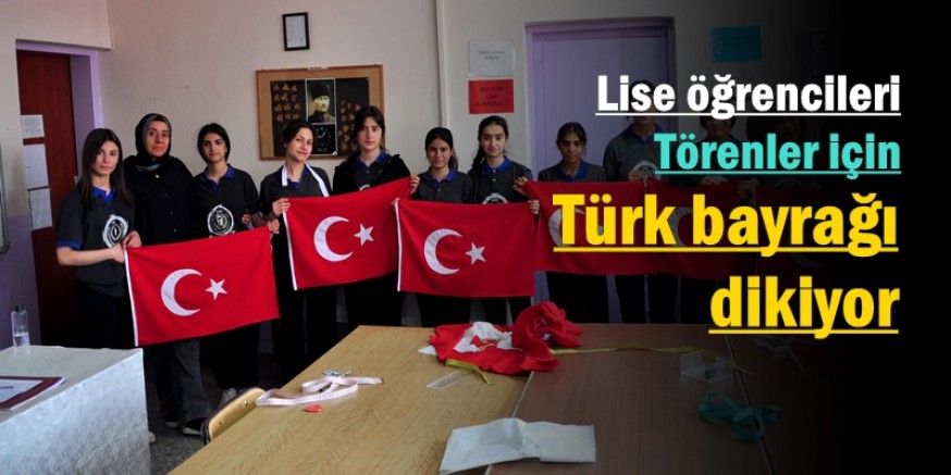 Lise öğrencileri törenler için Türk bayrağı dikiyor
