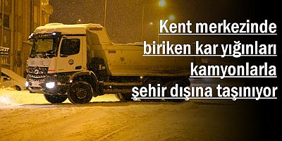 Kars’ta biriken kar yığınları kamyonlarla şehir dışına taşınıyor