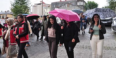 Kars’ta Yağmur Altında Sağlıklı Yaşam Yürüyüşü