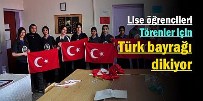 Lise öğrencileri törenler için Türk bayrağı dikiyor